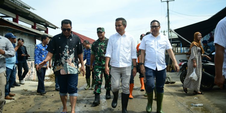 Pj. Gubernur Jawa Barat Tinjau Langsung Dampak Rob di Eretan Wetan