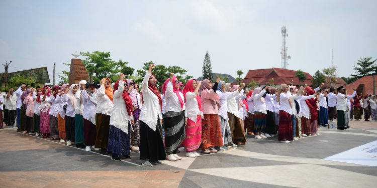ASN Ikuti Pemecahan Rekor MURI Pemakaian Sarung Tenun Terbanyak
