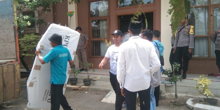 PPK Gabuswetan Distribusikan Logistik Pilkada Serentak 2024 ke 10 PPS