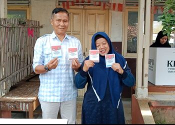 Kasan Basari Nyoblos di TPS 07 Desa Kenanga, Harap Pilkada Indramayu Berjalan Lancar dan Kondusif
