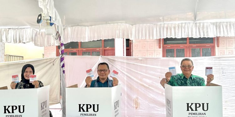 Sebelum ke TPS, Cawabup Indramayu Tobroni Baca Bismillah dan Sholawat