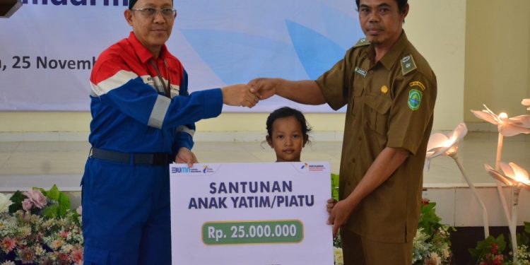 Kunjungi WIF Salamdarma, Kilang Balongan Serahkan Santunan untuk Anak Yatim