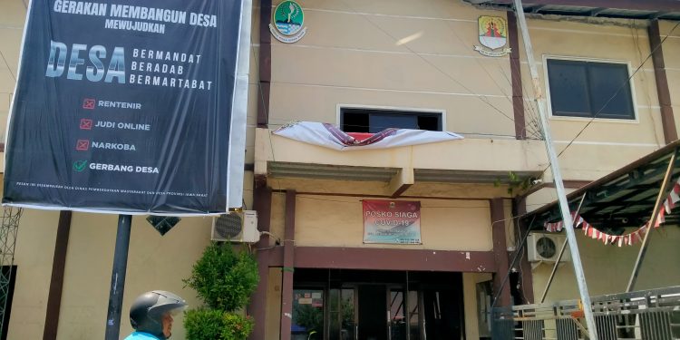 Dipertanyakan, Pemdes Kedawung Diduga Aspal Kawasan Perumahan