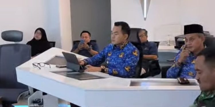 Pj. Bupati Cirebon Bahas Ancaman Bencana Alam dan Inflasi dalam Rapat Koordinasi di Command Center