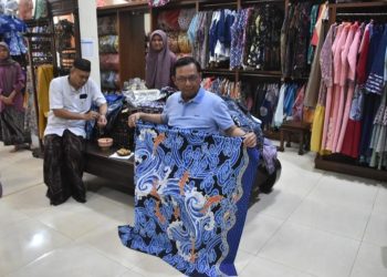 Herman Khaeron Ungkap Kecintaannya pada Batik, Pengrajin Cirebon Harap Presiden Prabowo Lanjutkan Perjuangan SBY dalam Memajukan Batik Nasional