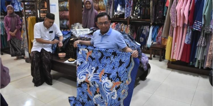 Herman Khaeron Ungkap Kecintaannya pada Batik, Pengrajin Cirebon Harap Presiden Prabowo Lanjutkan Perjuangan SBY dalam Memajukan Batik Nasional