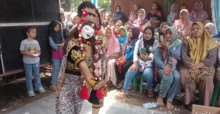 Tari Topeng Meriahkan Acara Adat Sedekah Bumi Desa Santing Losarang 