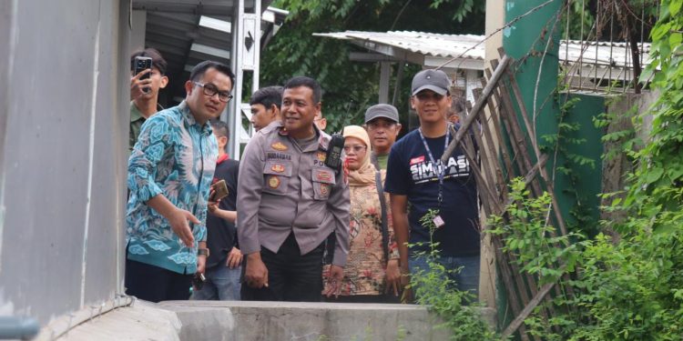 Pj. Bupati Cirebon Tinjau Langsung Penyumbatan Saluran Air di Kecamatan Weru, Fokuskan Pada Pencegahan Banjir