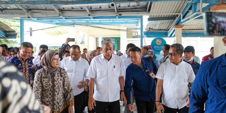 Wamensos Tinjau Operasi Katarak Di RSUD Indramayu