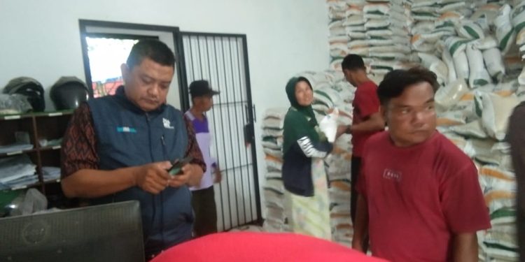 Kantor Pos Kandanghaur Bagikan Beras Bantuan Pangan
