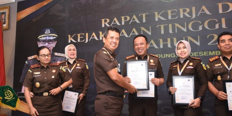 7 Penghargaan Bergengsi, Kejari Kabupaten Cirebon Torehkan Prestasi di Akhir Tahun