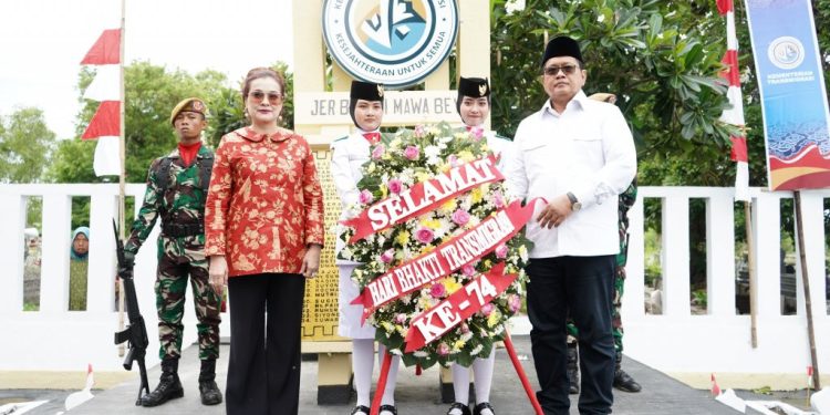 Wakil Menteri Transmigrasi Tabur Bunga Ke Makam Para Pionir Di Kecamatan Sukra 