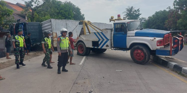Lintasi Median Jalan, Truk Tronton Seruduk Avanza, Satu Orang Tewas dan Luka-Luka
