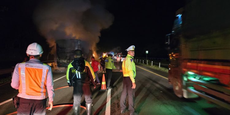 Bus Putra Remaja Sentosa Terbakar di Tol Cipali, Semua Penumpang Dinyatakan Selamat 