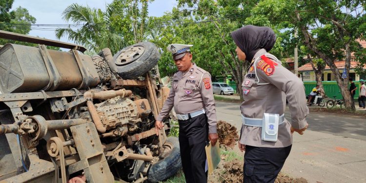 Diduga Pecah Ban, Truk Pengangkut Minyak Mentah Terbalik di Jalan Gatsu Indramayu Kota
