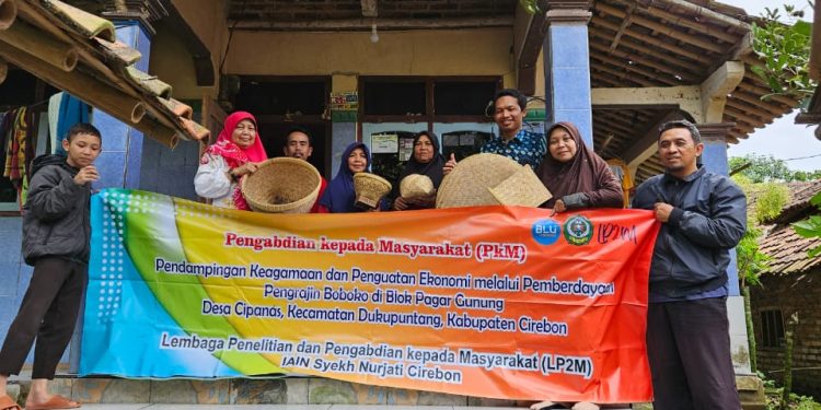 Tim PKM LP2M Kembali Berbaur dengan Pengrajin Boboko di Blok Pagar Gunung Desa Cipanas