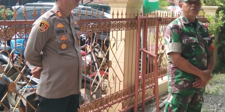 Kapolsek dan Danramil dengan anggota Gabus wetan Apel NATARU
