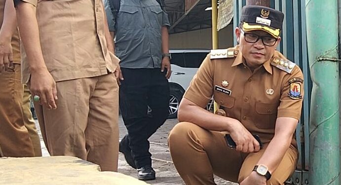 Penjabat Bupati Cirebon Terjun Langsung Tinjau Gorong – Gorong Yang Menjadi Penyebab Banjir Di Desa Kedawung