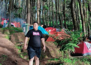 Jelang Pergantian Tahun Baru 2025, Ribuan Wisatawan Padati Wisata Talaga Surian Camp Park Kuningan