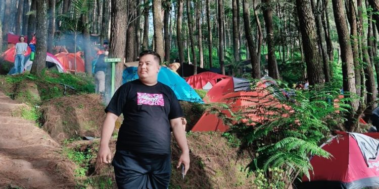 Jelang Pergantian Tahun Baru 2025, Ribuan Wisatawan Padati Wisata Talaga Surian Camp Park Kuningan