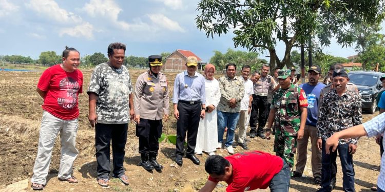 Warga Luwung Kencana Protes Jalan Rusak, Pj Bupati Cirebon Langsung Turun Tangan