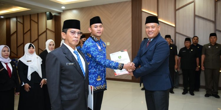 Bupati  Indramayu Nina Agustina Lantik CPNS Menjadi PNS 