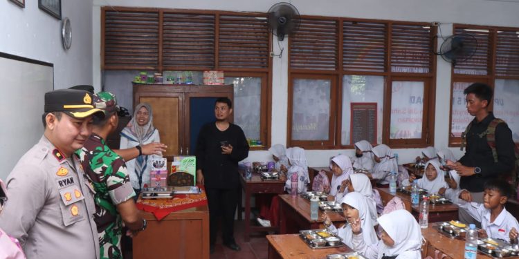 TNI dan Polri di Indramayu Lakukan Pendampingan Program Makan Siang Bergizi di 11 Titik