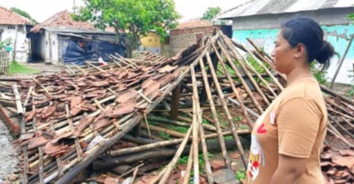 Angin Puting Beliung Terjang Puluhan Rumah Warga di Indramayu