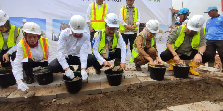 Mensos Tinjau Lokasi Relokasi Rumah Siap Huni Terdampak Banjir Rob di Indramayu