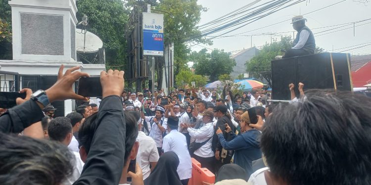 Tolak Kebijakan Kerja Paruh Waktu, Ribuan Guru Honorer P3K Berunjuk Rasa