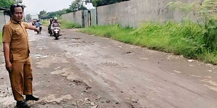 Jalan Rusak Di Biarkan, Masyarakat Mundu Pesisir Mulai Geram