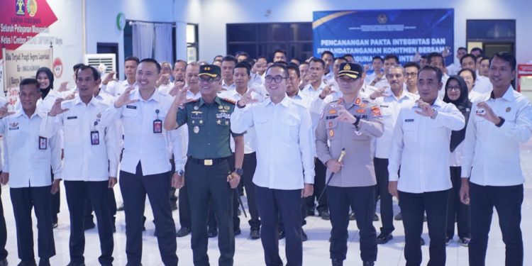 Bangun Zona Integritas, Lapas Kelas 1 Cirebon Melakukan Tanda Tangan Bersama Sebagai Bentuk Komitmen