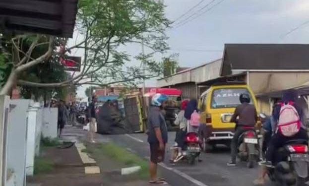 Bertabrakan Dengan Toyota Rush, Truk Bawa Petasan Terguling 