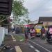 Bertabrakan Dengan Toyota Rush, Truk Bawa Petasan Terguling 