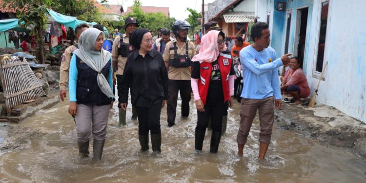Selly dan Kemensos Salurkan Bantuan Rp362,5 Juta untuk Korban Banjir Cirebon