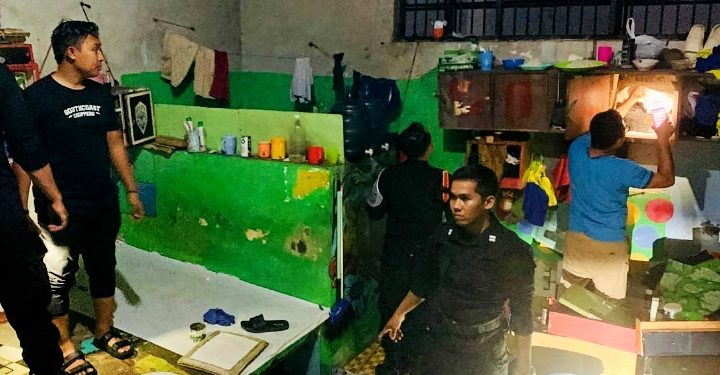 Ka. KPLP dan Jajaran Lapas Narkotika Cirebon Melakukan Penggeledahan Kamar Hunian