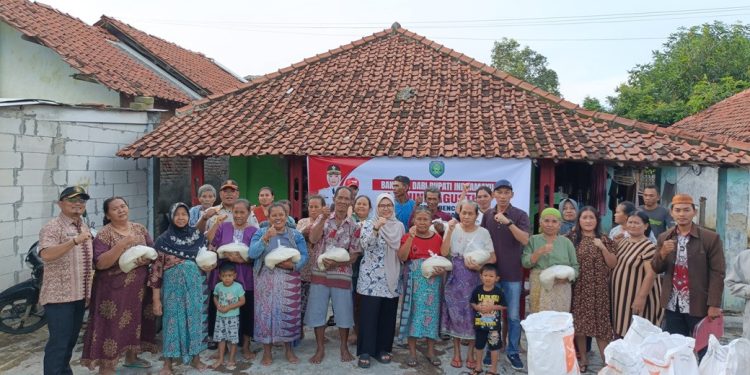 Bupati Indramayu Distribusikan Bantuan Beras Kepada Korban Akibat Hujan Lebat 