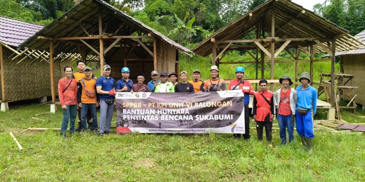 Ajak Masyarakat Bangkit Pasca Banjir Bandang, Perwira Kilang Balongan Respon Cepat Bangun Huntara di Sukabumi