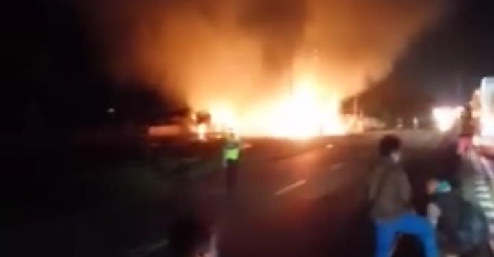 Truk Bermuatan Cat Terbakar di Pantura Indramayu, Timbulkan Ledakan dan Bola Api Sambar Warung Makan 