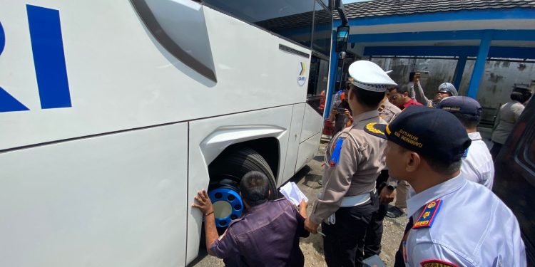 Dishub dan Satlantas Polres Indramayu, Uji Kelayakan Bus Antar Kota, Supir juga Diperiksa 