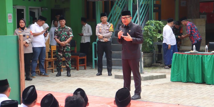 PJ Bupati Cirebon Kunjungi Pesantren Al-Jauhariyah, Berikan Motivasi kepada Santri
