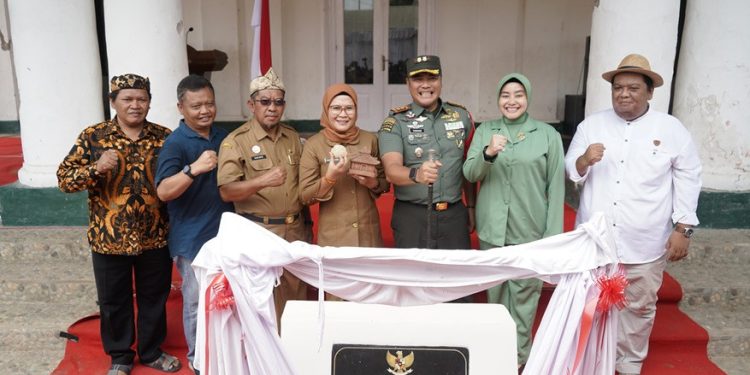 Bupati Nina Agustina Resmikan Gedung Duwur Sebagai Cagar Budaya