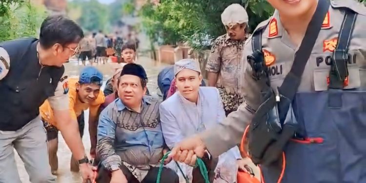 Terabas Banjir, Kapolsek Waled AKP Moch Fadholi, SH Gunakan Perahu Bantu Kawal Pengantin
