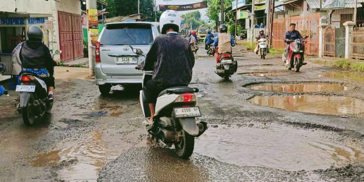 Darurat ! Ruas Jalan Kabupaten di Cirebon Timur Bak Kubangan Kerbau