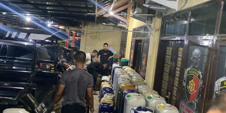 Rumah Penimbun Solar di Indramayu Digerebek Polisi, Ribuan Liter Solar Subsidi Diamankan