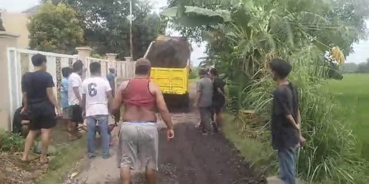 Warga Gintung Lor Perbaiki Jalan Secara Swadaya, Pemdes Dinilai Abai terhadap Infrastruktur