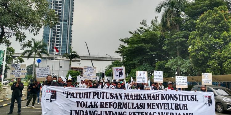 Ratusan Anggota FSPS Geruduk Kantor Kemenaker RI, Tolak Reformulasi Menyeluruh Revisi UU Ketenagakerjaan dan Desak Pemerintah Bentuk Undang-undang Ketenagakerjaan Baru