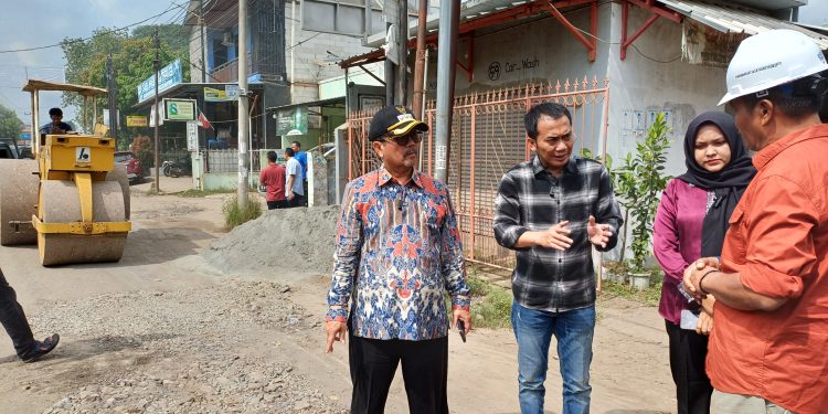 Bupati Cirebon Turun Langsung Pantau Perbaikan Jalan untuk Mudik Lebaran, Warga Berharap Segera Selesai
