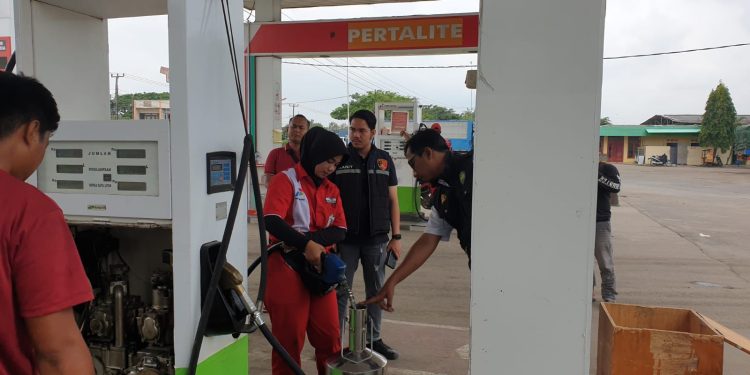 Polres dan Diskopdagin Indramayu Lakukan Pengecekan BBM di Sejumlah SPBU