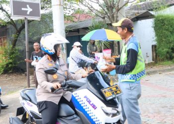 Polresta Cirebon Beri Kejutan Ramadhan: Patroli Ngabuburit Sambil Bagikan Takjil, Sentuhan Peduli untuk Warga!